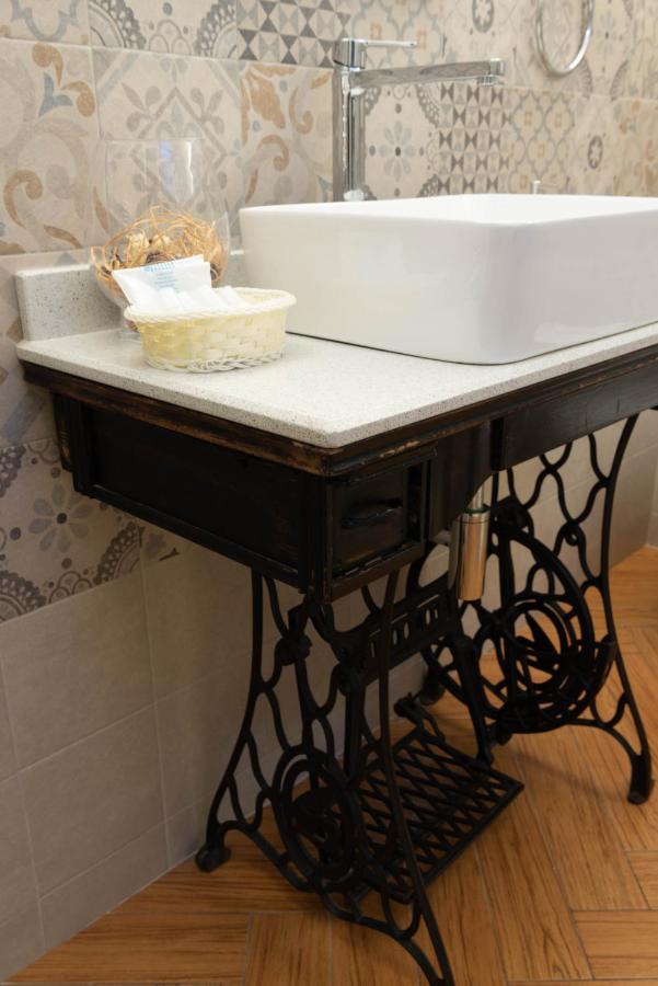 Cadelli Luxury Suite & Apartments Lecce Bagian luar foto